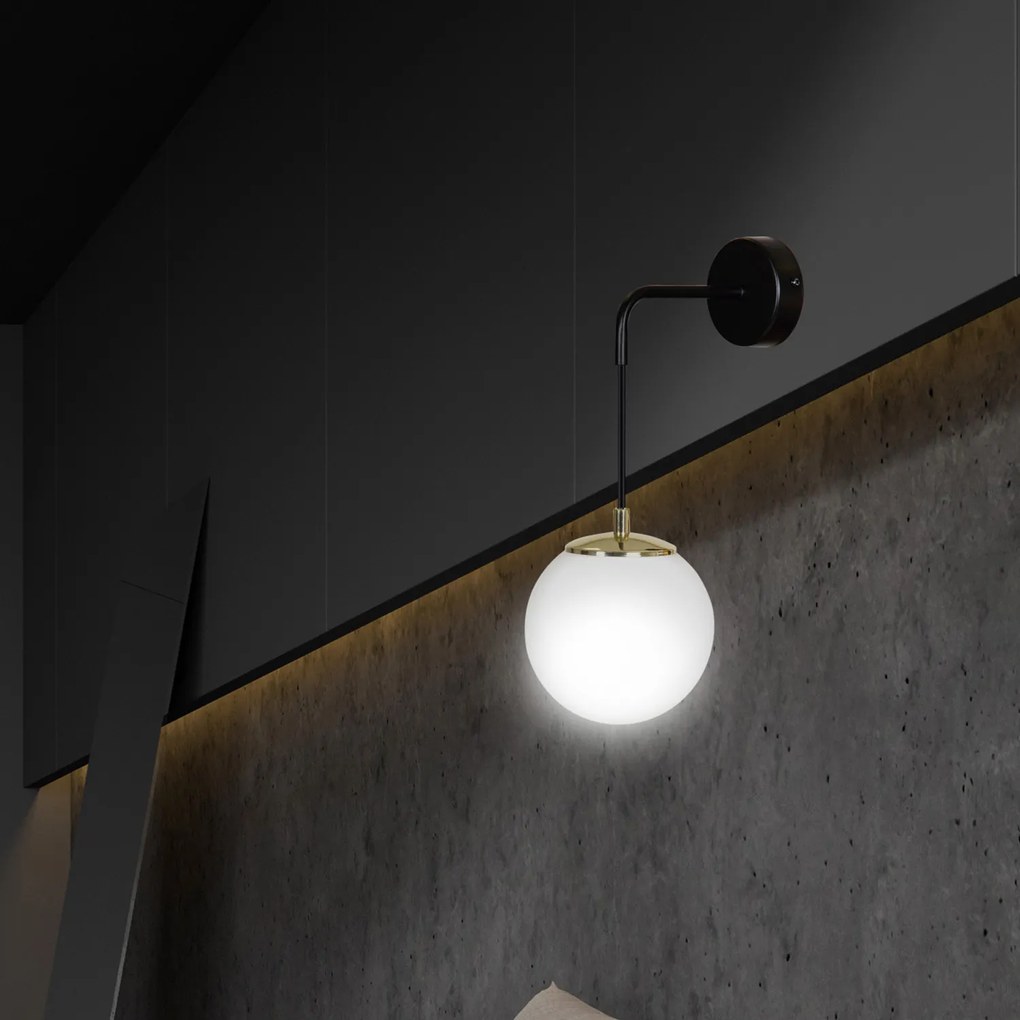 Applique Moderna 1 Luce Tsukuyomi In Acciaio Nero E Oro E Vetro A Sfera Opale