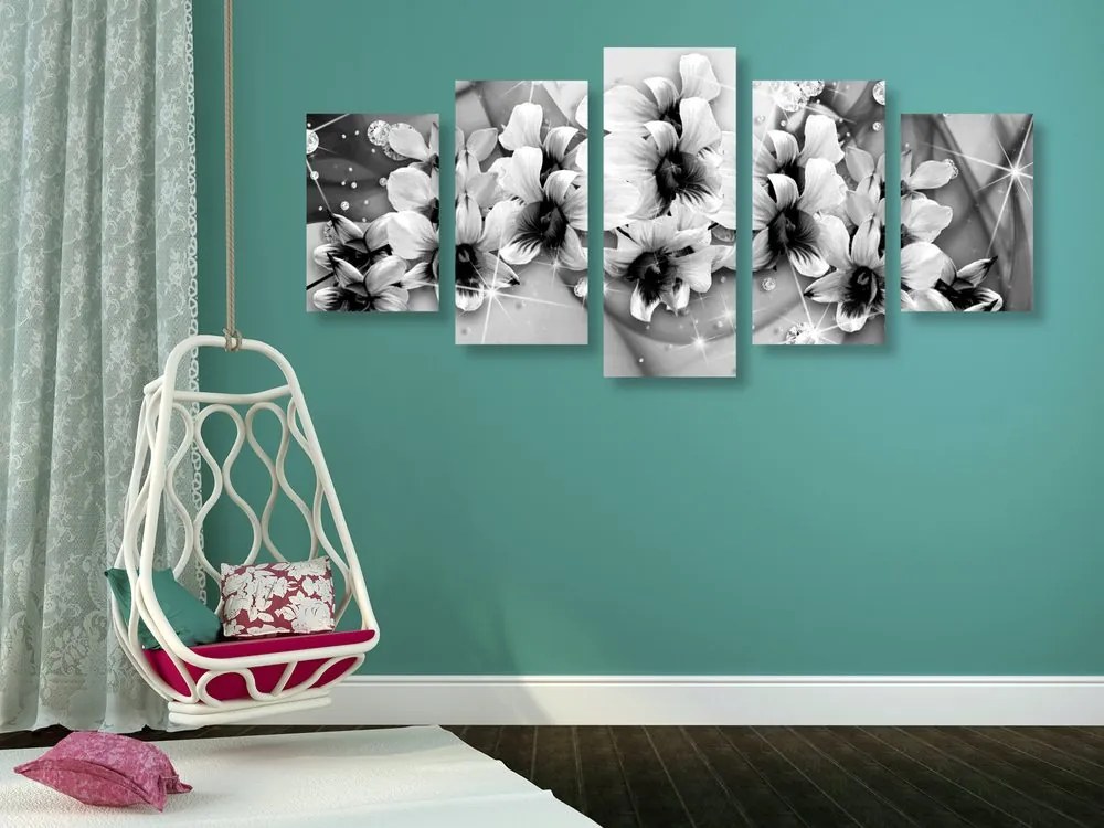 Quadri 5 pezzi – Fiori in bianco e nero su sfondo astratto