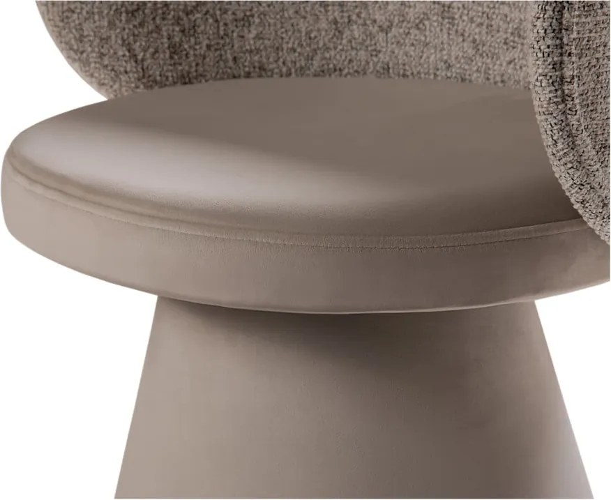 Poltrona beige con rivestimento in velluto Inez – Micadoni