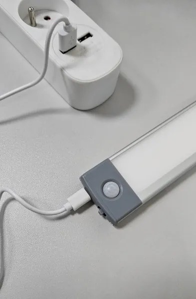 Luce LED ricaricabile per mobili con sensore LED/2,5W/5V USB 800mAh 4200K 32,5 c