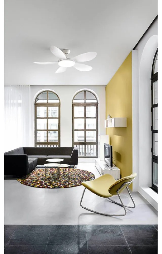 Ventilatore con struttura in metallo. Colore bianco opaco