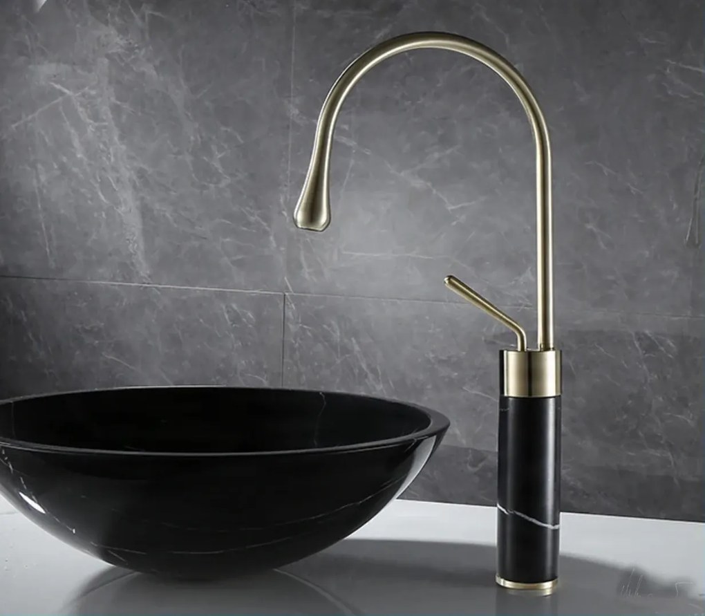 Miscelatore per lavabo EYN BF0954 da piano in ottone con bocca girevole, in più finiture tra cui oro spazzolato — Oro spazzolato - marmo nero — 34 cm