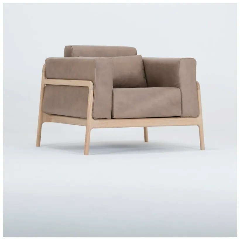 Poltrona in pelle di bufalo marrone chiaro con struttura in rovere massiccio Fawn - Gazzda