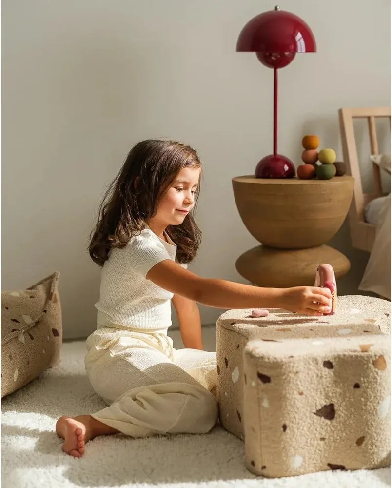 Pouf per bambini marrone chiaro con rivestimento in bouclé e ciniglia Terrazzo Cloud – Wigiwama