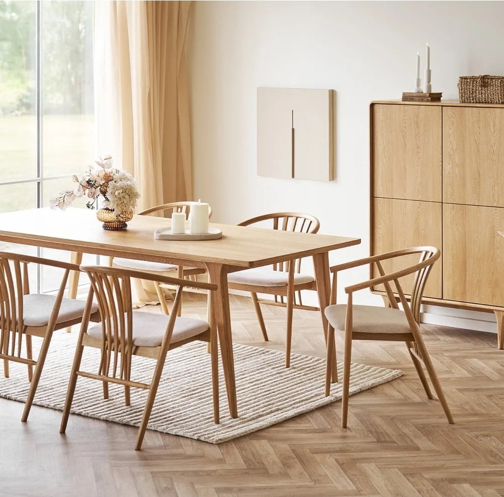 Sedia da pranzo di colore naturale in rovere massiccio con braccioli Agustin – House Nordic