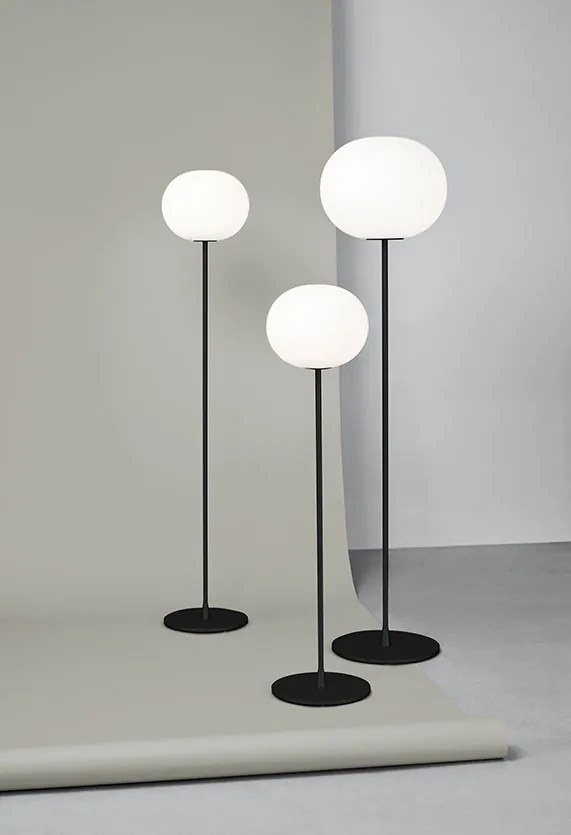 Flos Glo-ball Floor 1 Lampada Da pavimento H.135 cm a luce diffusa in vetro opalino acidato bianco e acciaio nero opaco