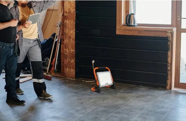 Proiettore LED con stativo, 100 W, 230 V, 4500 K, IP65, arancione