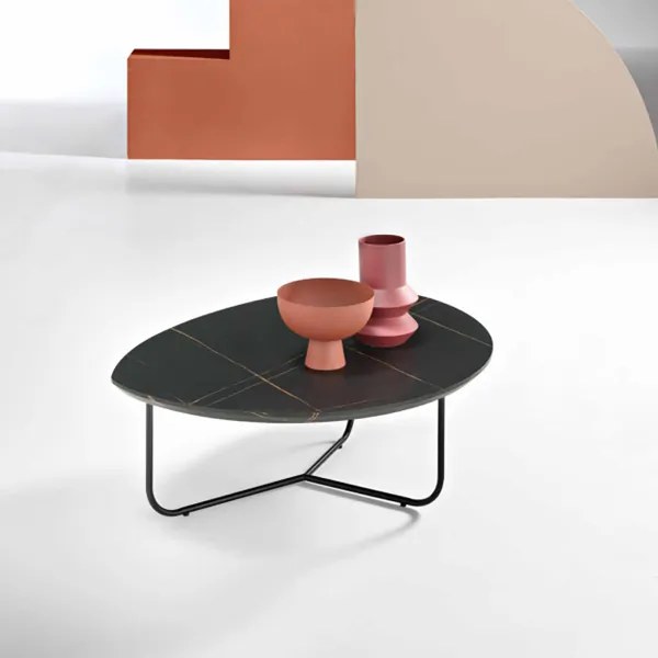 Tavolino sagomato con piano in legno effetto Marmo Nero e base in metallo OYA