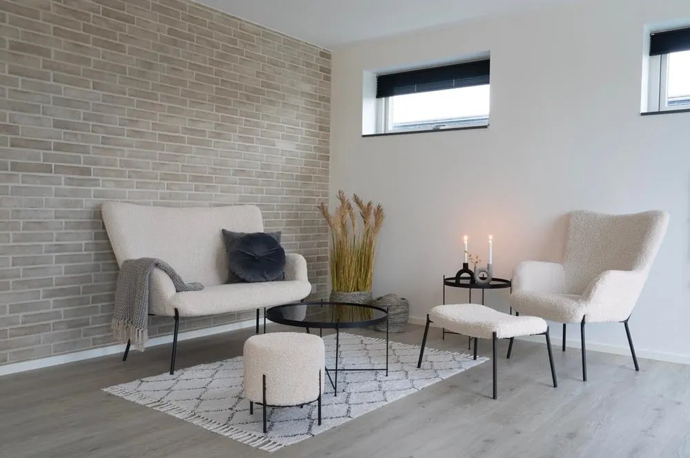 Poggiapiedi color crema con rivestimento in pelliccia sintetica Alford – House Nordic