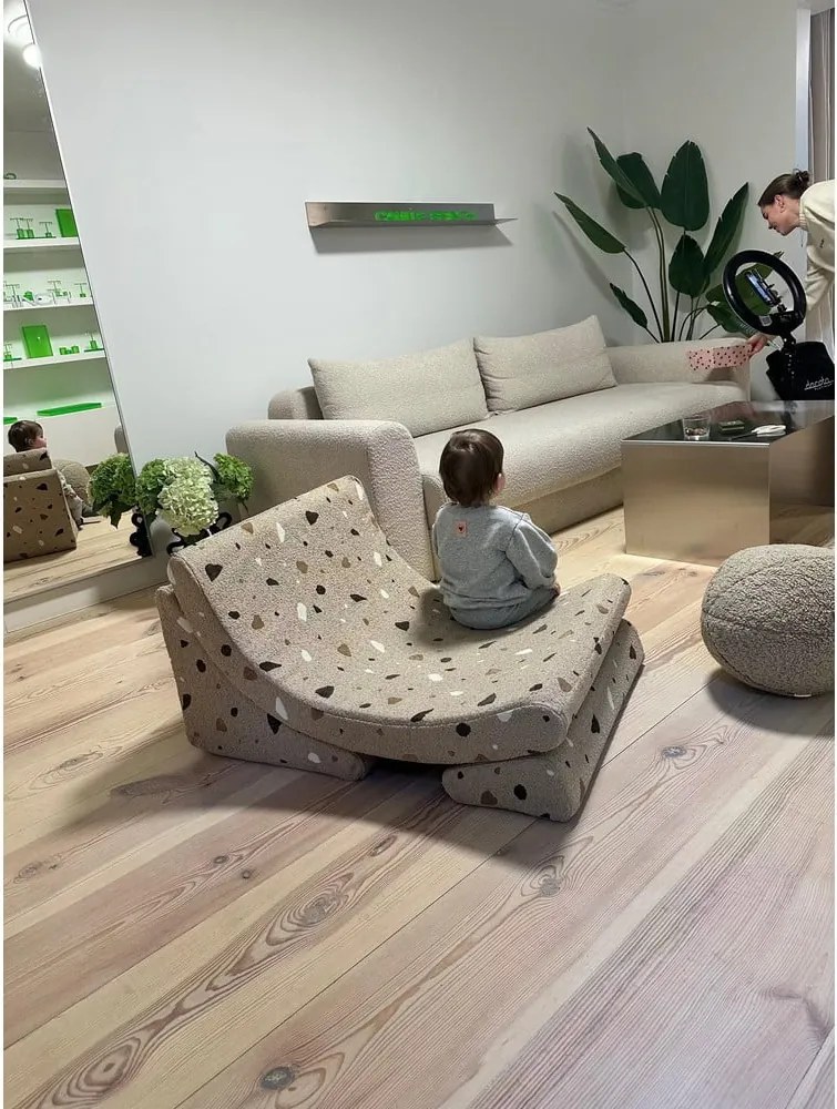 Poltrona per bambini marrone chiaro con rivestimento in bouclé e ciniglia Terrazzo Moon – Wigiwama