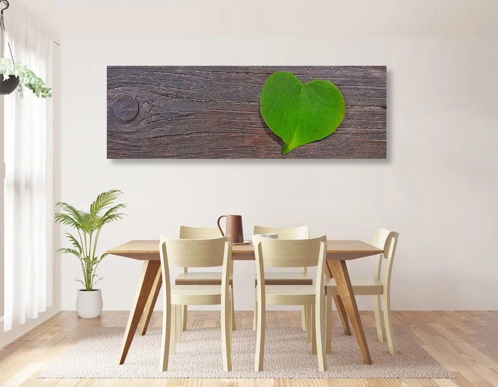 Stampa su tela – Foglia a forma di cuore su sfondo di legno