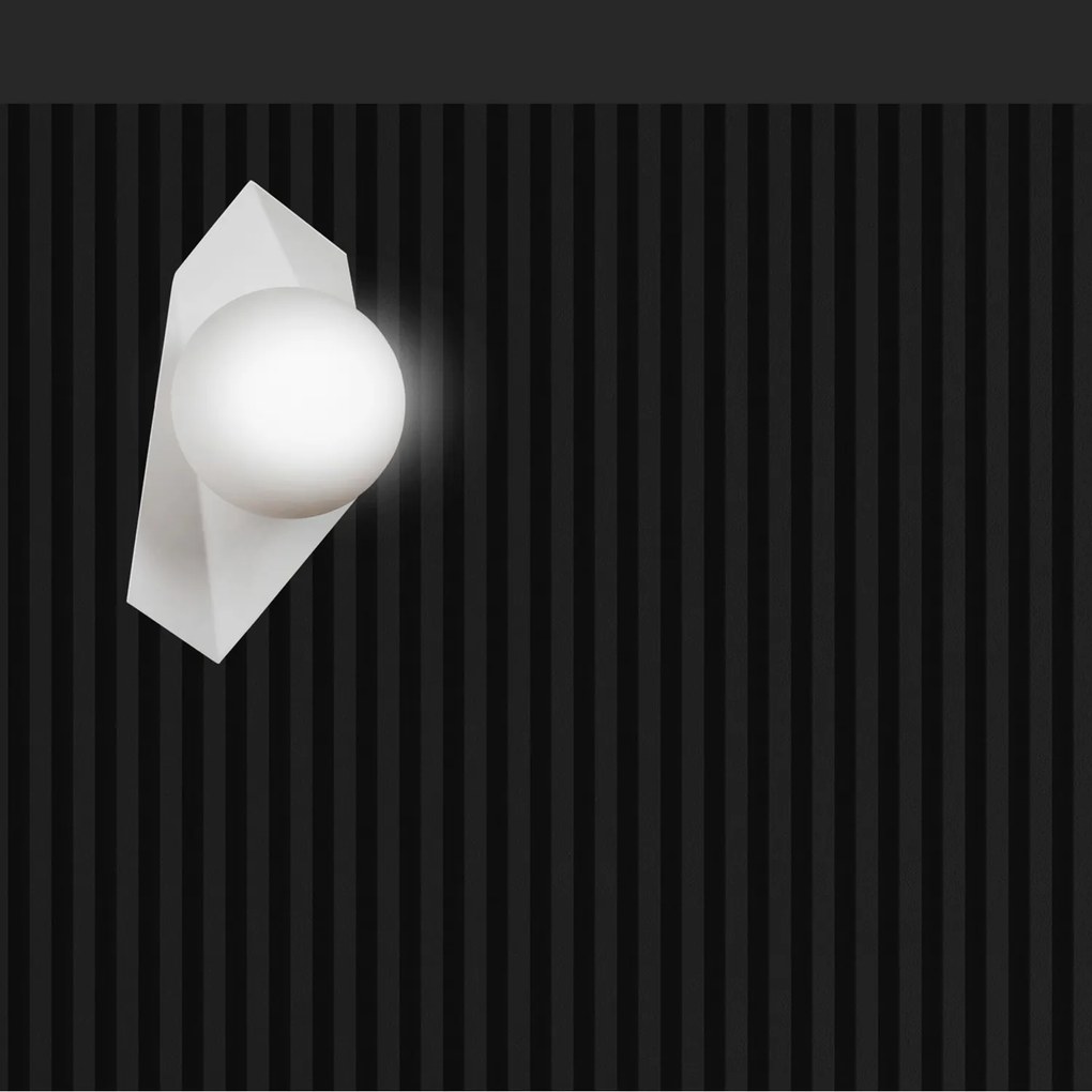 Applique Moderna 1 Luce Parvati In Acciaio Bianco E Sfera Vetro Opalino