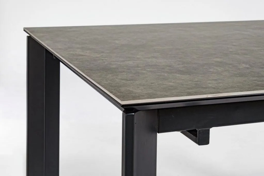 Tavolo BRIVA in acciaio nero e piano in ceramica marrone, allungabile 140×90 cm – 200×90 cm