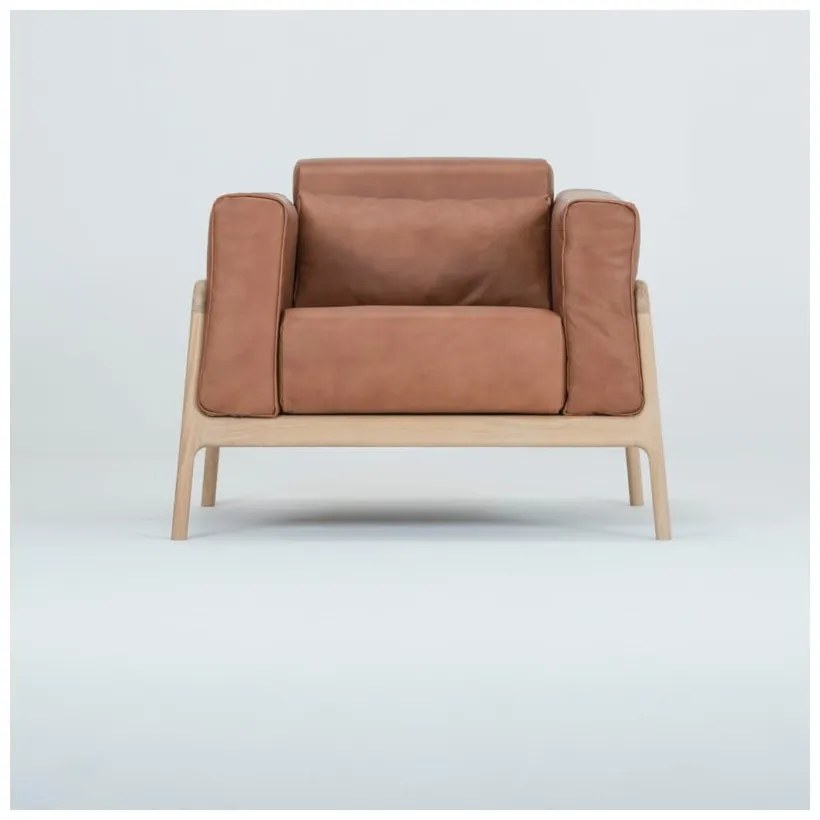 Poltrona in pelle di bufalo marrone cognac con struttura in rovere massiccio Fawn - Gazzda