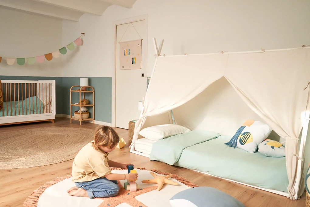 Letto singolo montessoriano per camerette, design tenda indiana, Pino  naturale e Bianco laccato