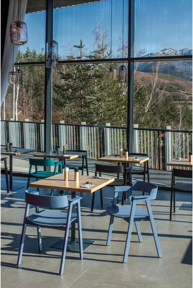 Sedia da pranzo blu in rovere massiccio con braccioli Flip – Gazzda