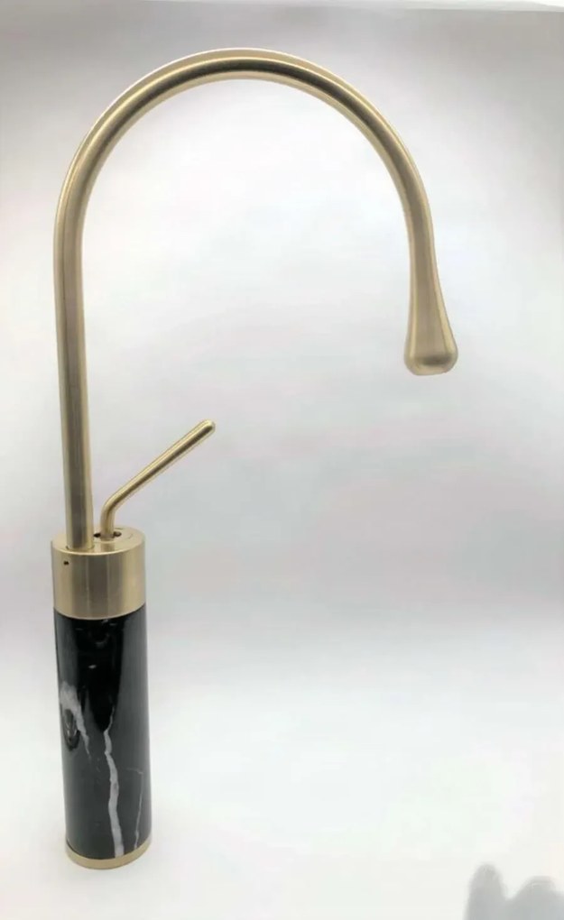 Miscelatore per lavabo EYN BF0954 da piano in ottone con bocca girevole, in più finiture tra cui oro spazzolato — Oro spazzolato - marmo nero — 41 cm