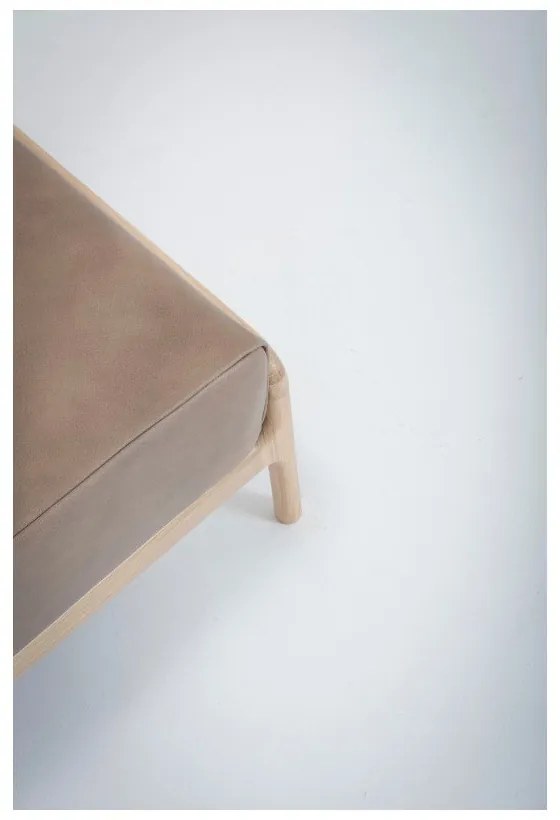 Poggiapiedi in pelle di bufalo marrone chiaro con struttura in rovere massiccio Fawn - Gazzda