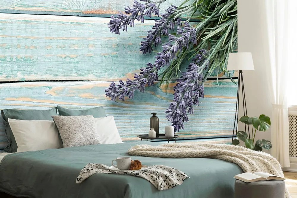 Carta da parati autoadesiva – Lavanda su sfondo di legno