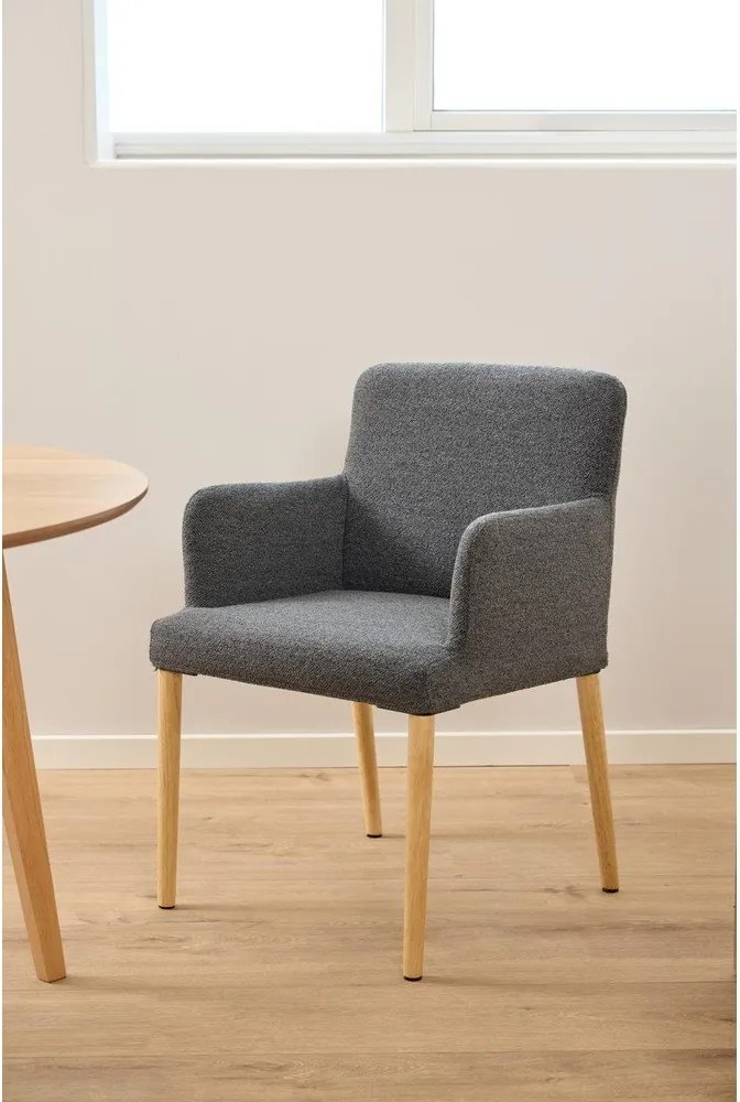 Sedia da pranzo grigia in imbottito con braccioli Zoe – Actona