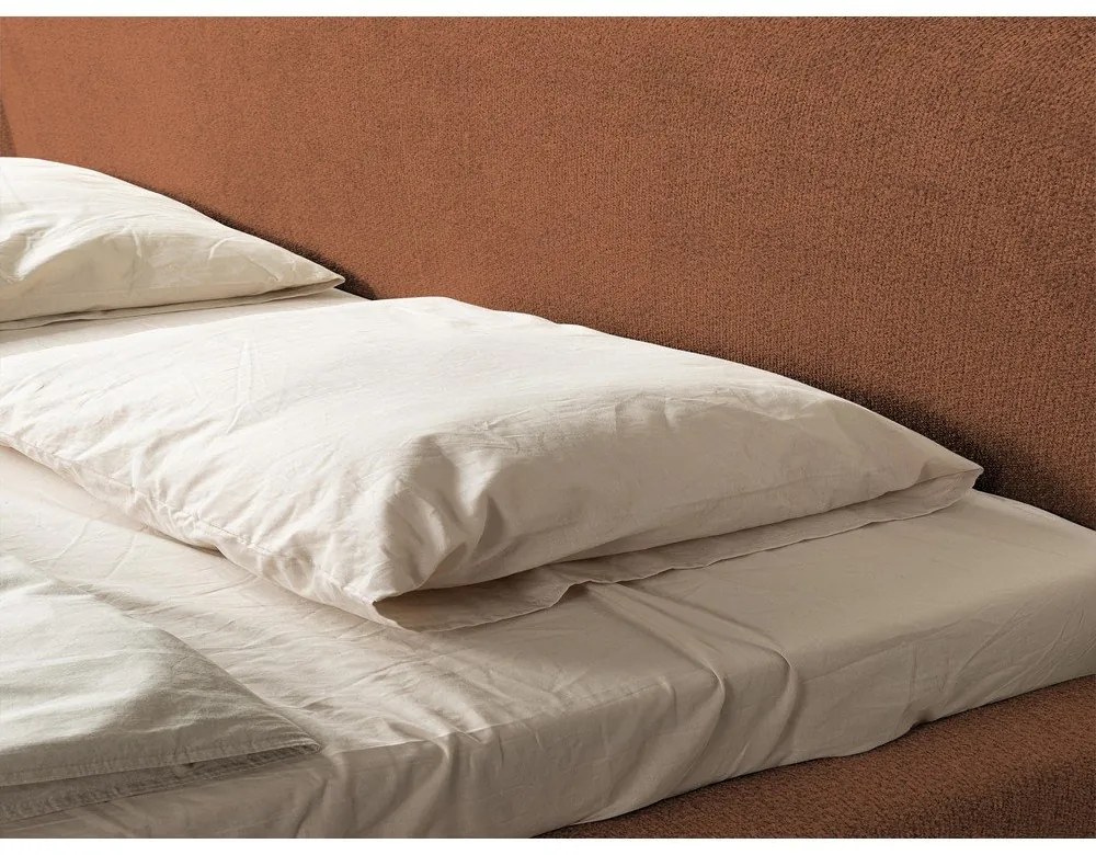 Letto matrimoniale imbottito color terracotta con rete inclusa 140x200 cm Makana – Makamii