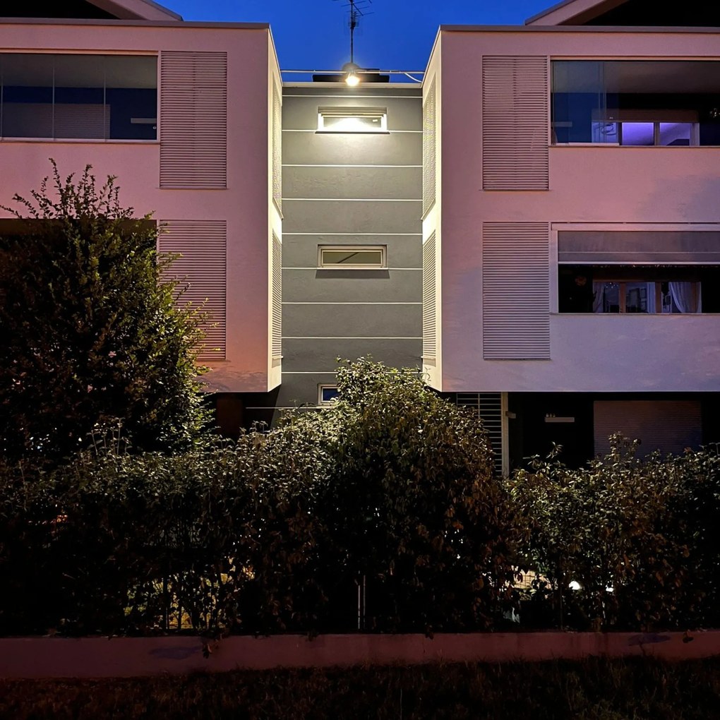 Faro Energia Solare Led Potente 3280 Lumen con Illuminazione Programmabile