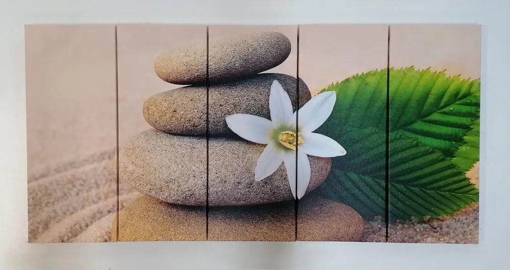 Quadri 5 pezzi – Fiore bianco e pietre nella sabbia