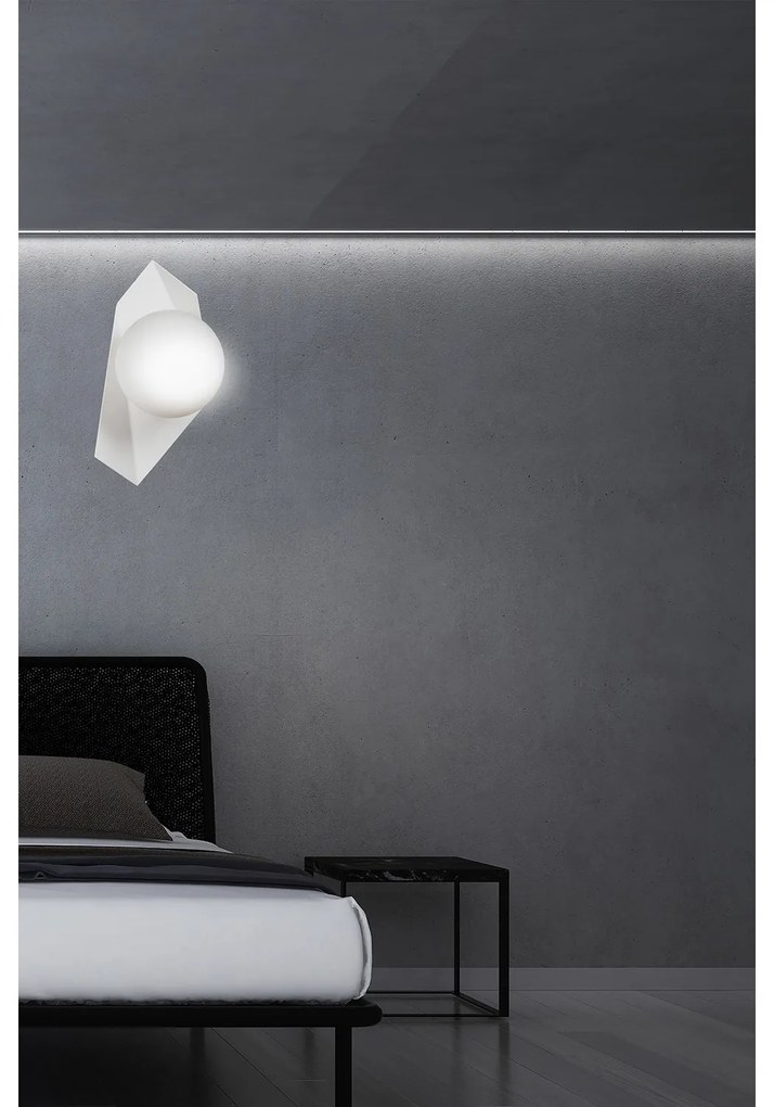Applique Moderna 1 Luce Parvati In Acciaio Bianco E Sfera Vetro Opalino