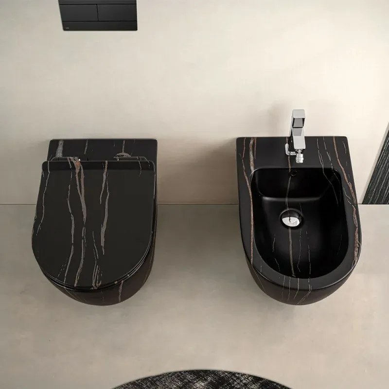 Water filoparete Rimless ceramica marmorizzata nera con sedile Tokyo