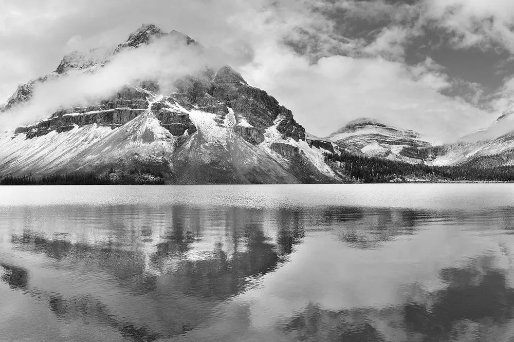Carta da parati – Lago vicino a montagna in bianco e nero