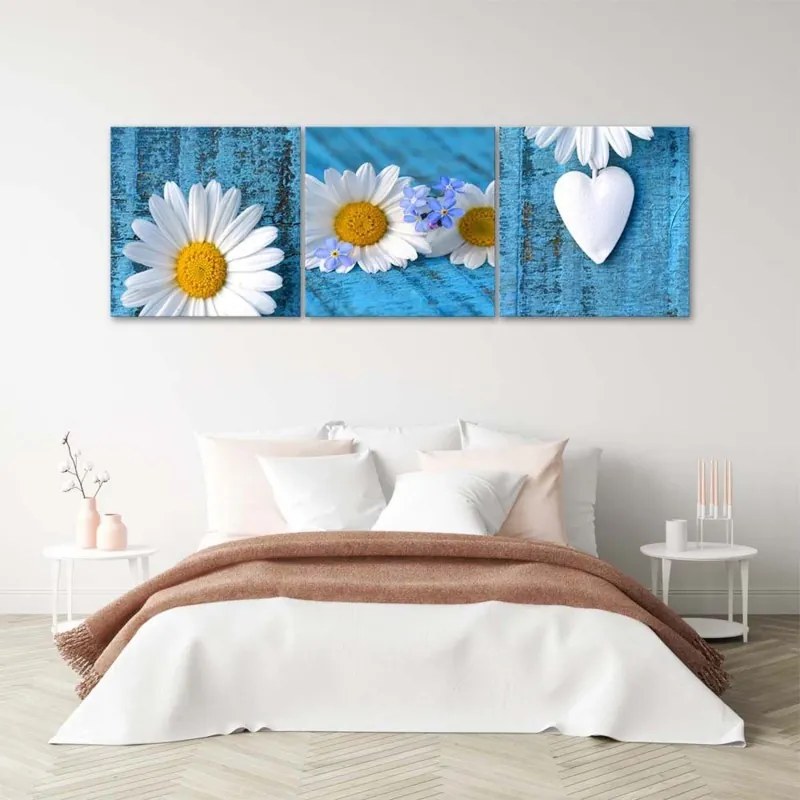 Quadro su tela 3 pezzi Margherite e cuore blu  Dimensioni 150x50