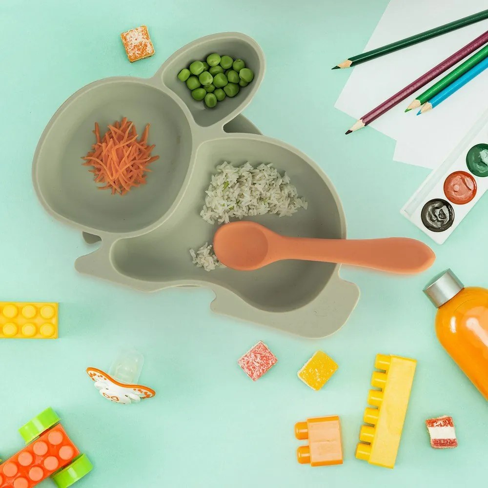 Piatto per bambini color salvia in silicone 18x23 cm Bunny – Orion