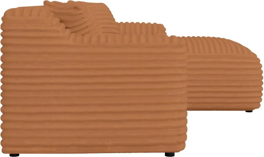 Divano angolare color terracotta (con penisola a destra e chaise lounge) rivestito in velluto a coste Martin – Ropez