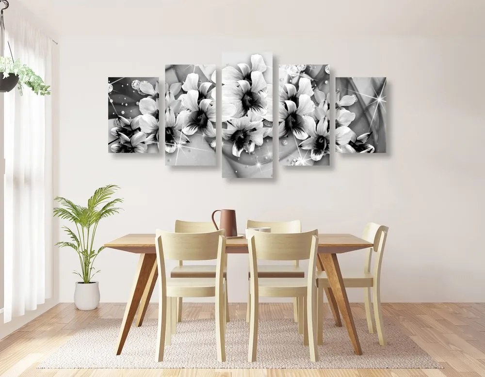 Quadri 5 pezzi – Fiori in bianco e nero su sfondo astratto