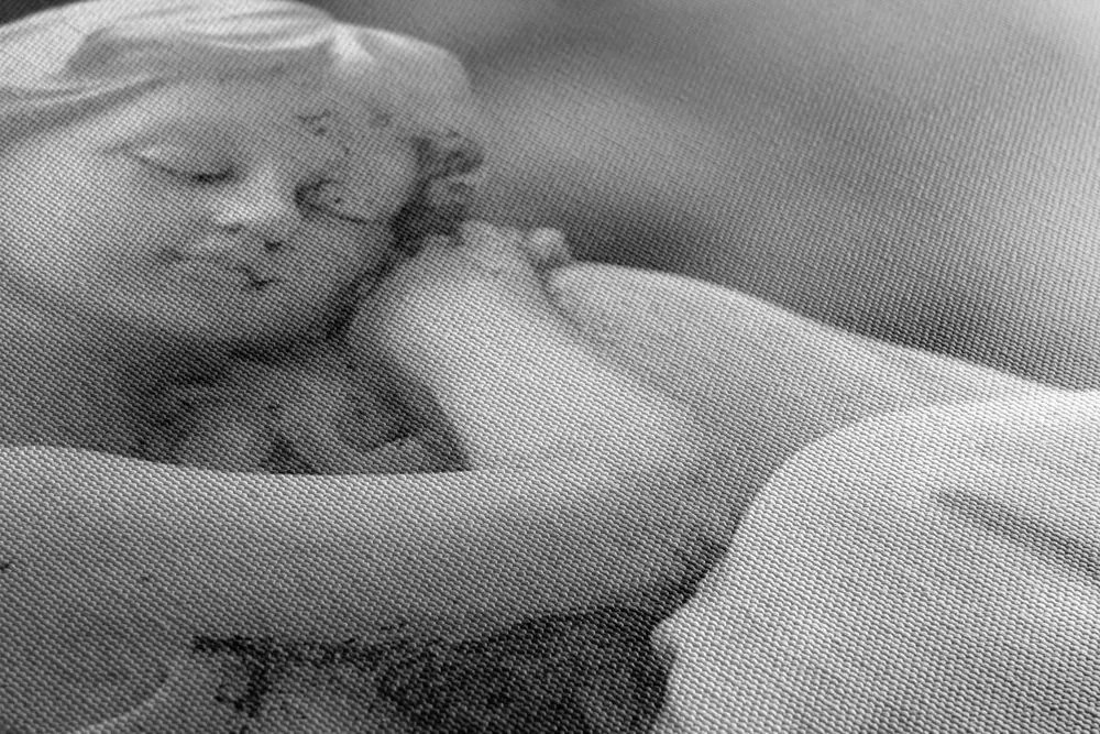 Stampa su tela – Angelo soddisfatto in bianco e nero