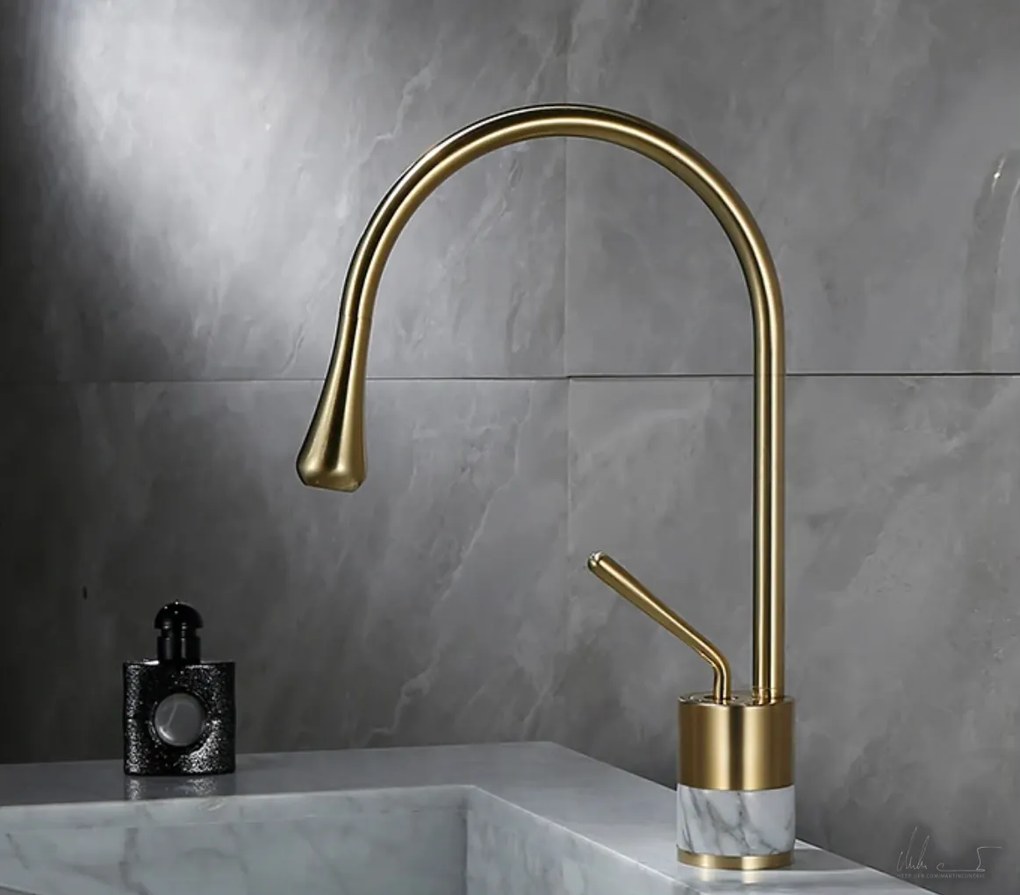 Miscelatore per lavabo EYN BF0954 da piano in ottone con bocca girevole, in più finiture tra cui oro — Oro spazzolato - marmo bianco — 34 cm