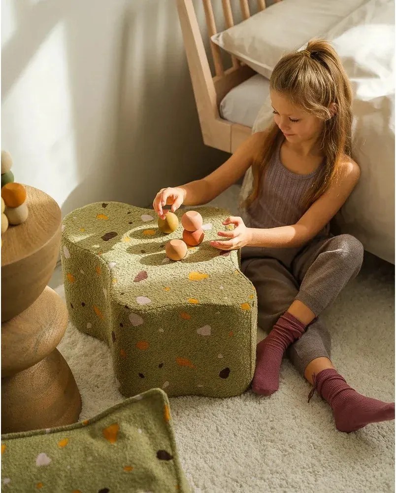 Pouf per bambini verde con rivestimento in bouclé e ciniglia Terrazzo Cloud – Wigiwama
