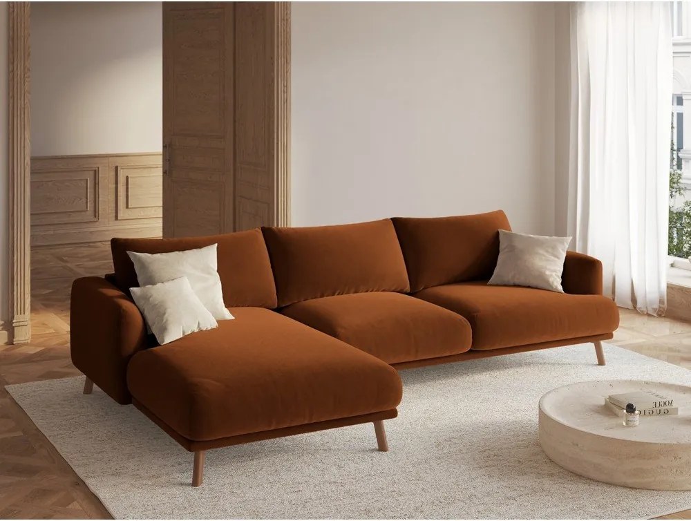 Divano angolare color terracotta (con penisola a sinistra/con chaise lounge) con rivestimento in velluto Naomi – Micadoni
