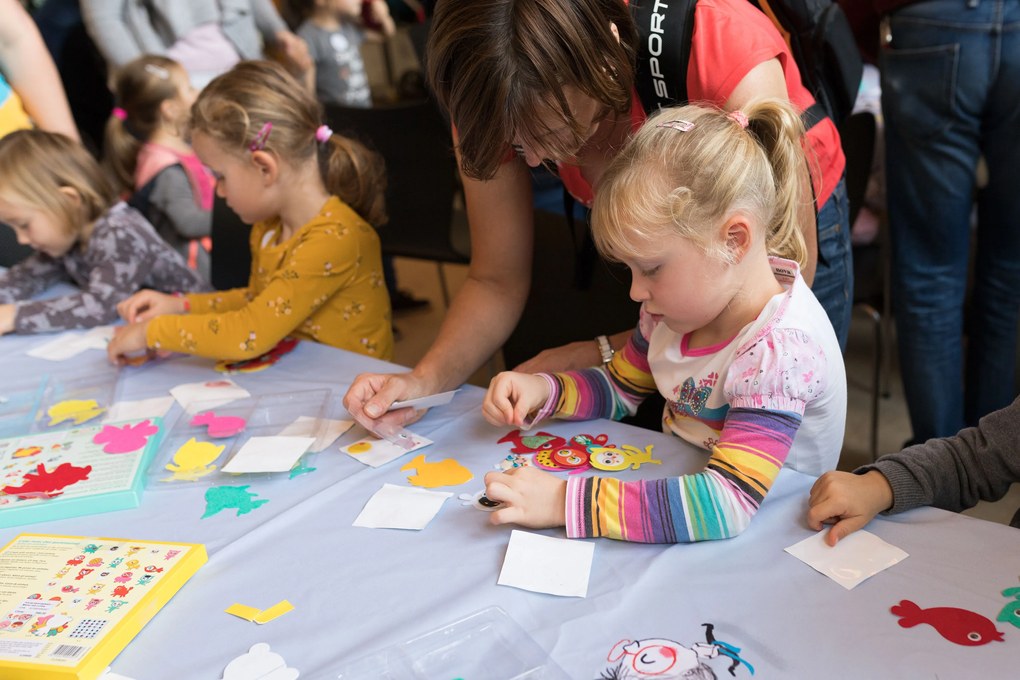 Gioco con adesivi - amiamo gli animali