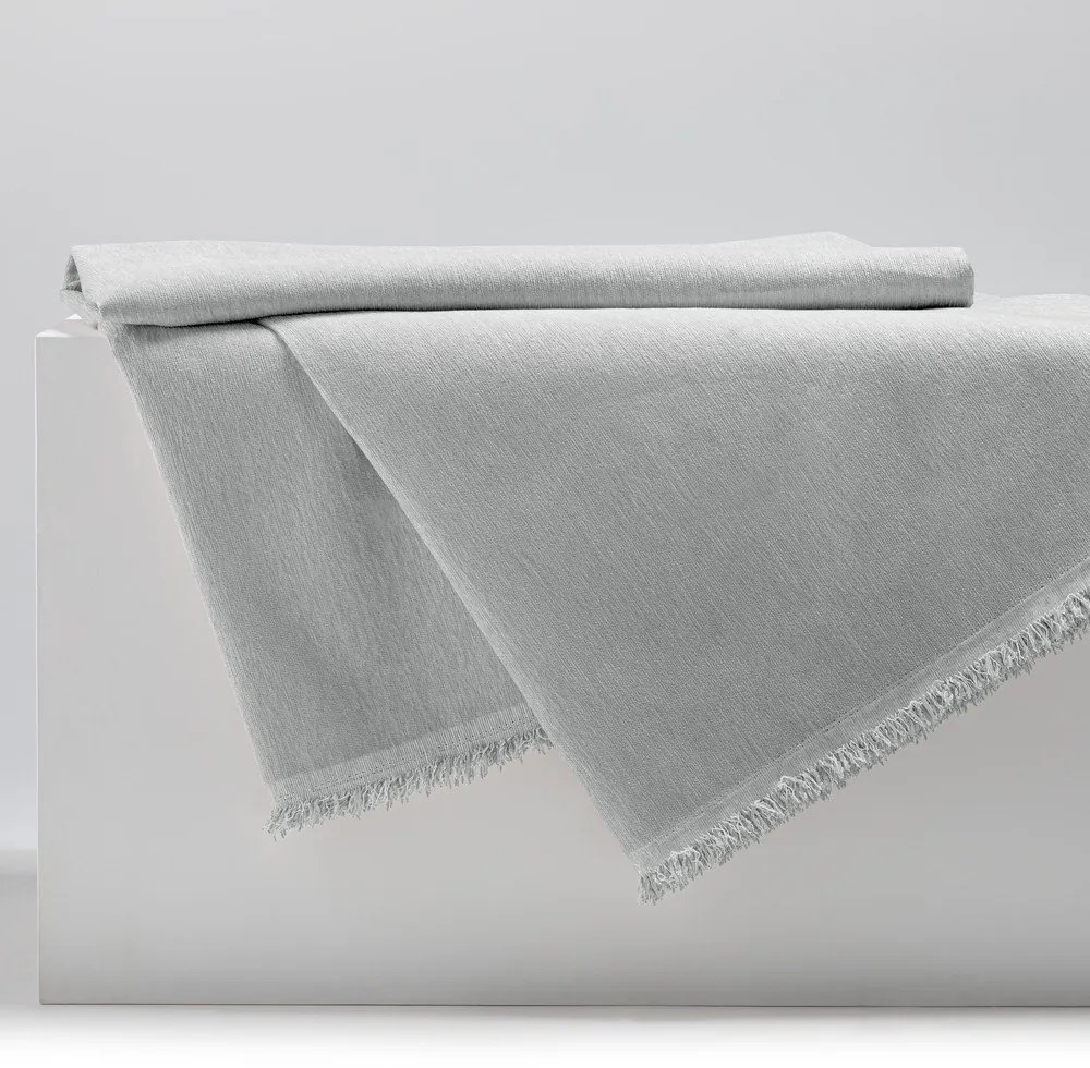 Copriletto grigio chiaro in ciniglia 220x240 cm Talo – Filumi