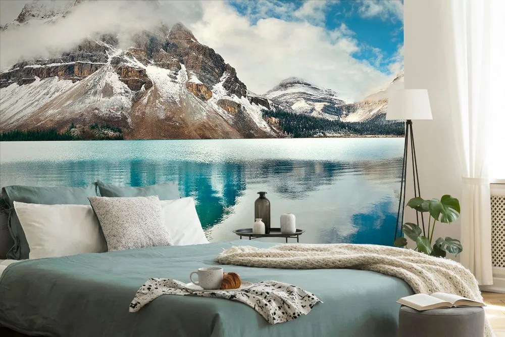 Carta da parati autoadesiva – Lago vicino a una splendida montagna