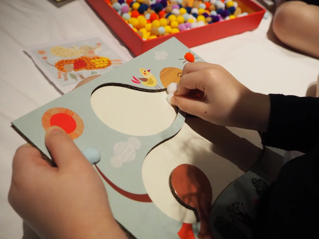 Gioco d'arte - collage di pompon - cani