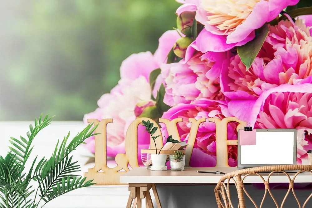 Carta da parati – Peonie con scritta Love