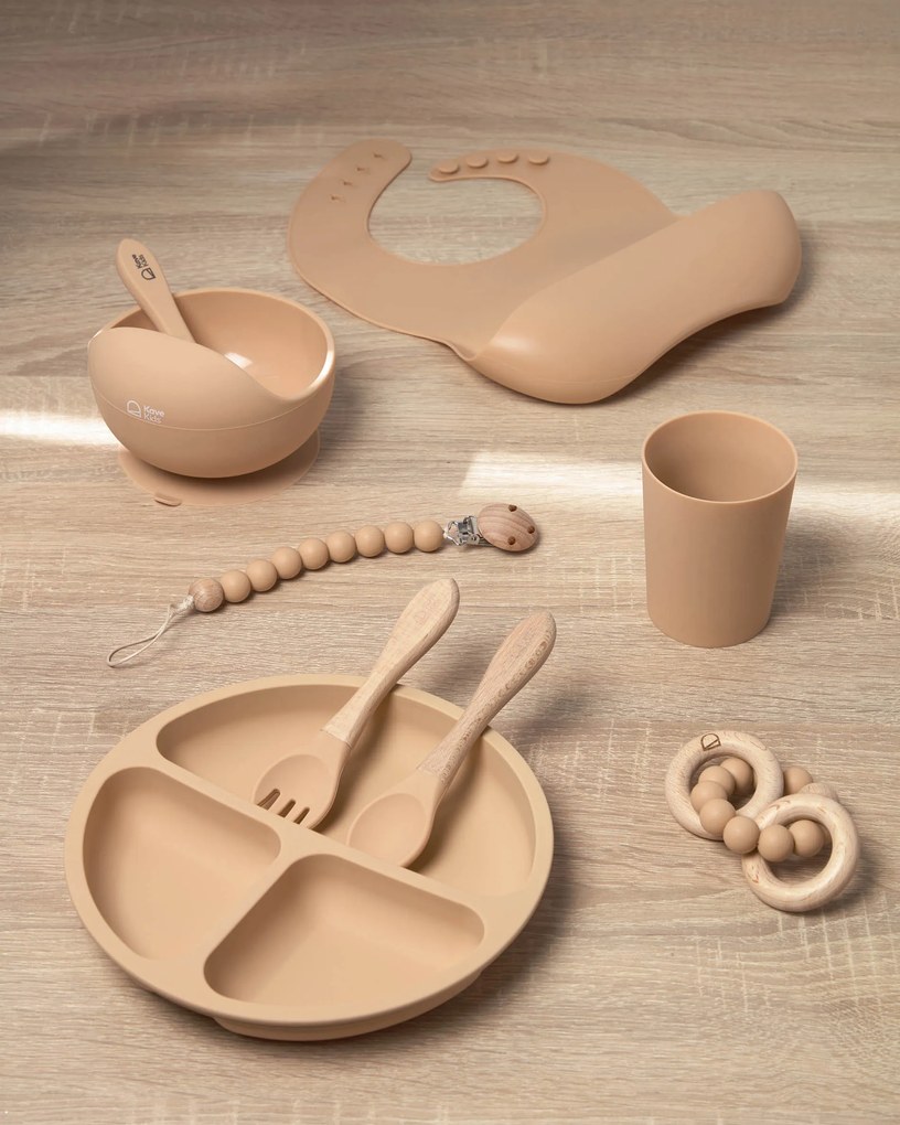 Kave Home - Set Epiphany di piatto e posate in silicone beige e legno