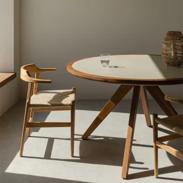 Set Tavolo Rotondo Gamila In Cemento E Legno Di Acacia (ø130 Cm) E 4 Sedie Da Pranzo In Legno New Noel Olmo Acacia Marrone - Sklum