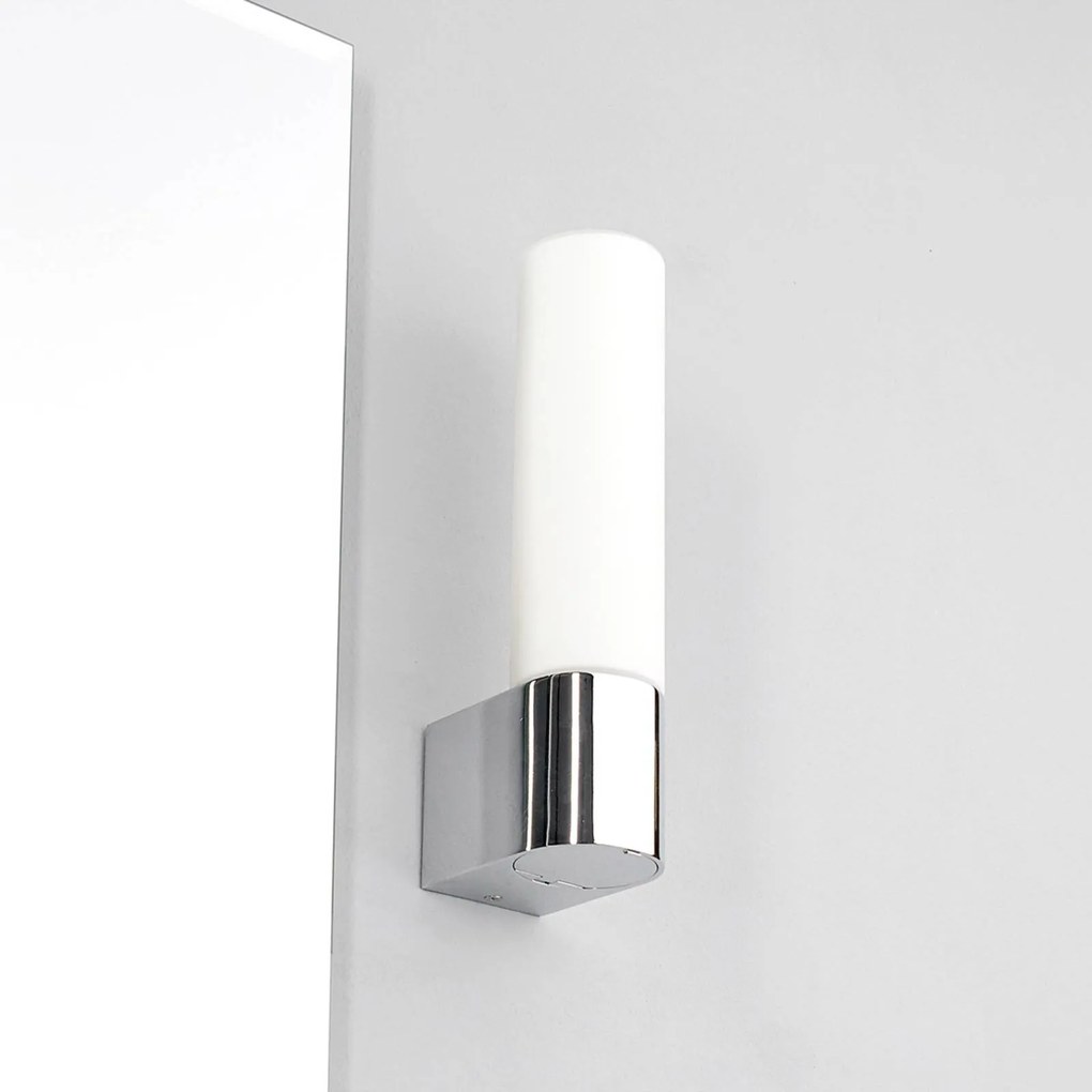 Luce da specchio Lindby Melike, 27 cm, cromo, IP44, presa di corrente