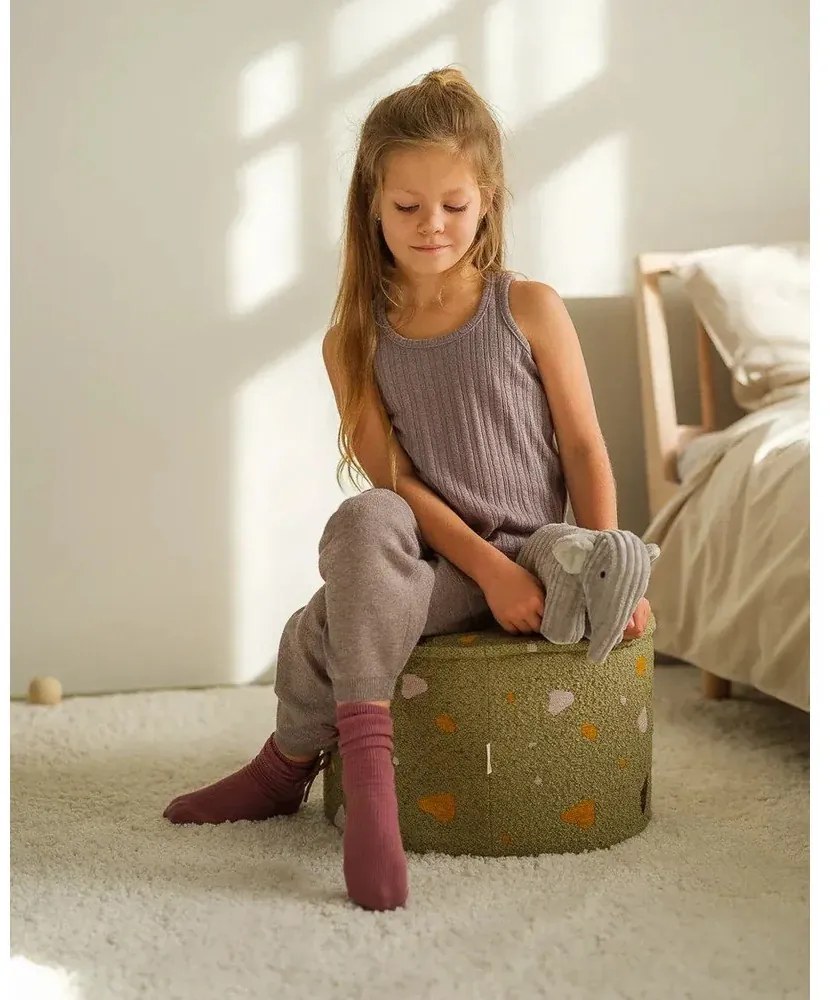 Pouf per bambini verde con rivestimento in bouclé e ciniglia Terrazzo – Wigiwama
