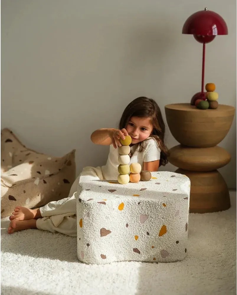 Pouf per bambini bianco con rivestimento in bouclé e ciniglia Terrazzo Cloud – Wigiwama