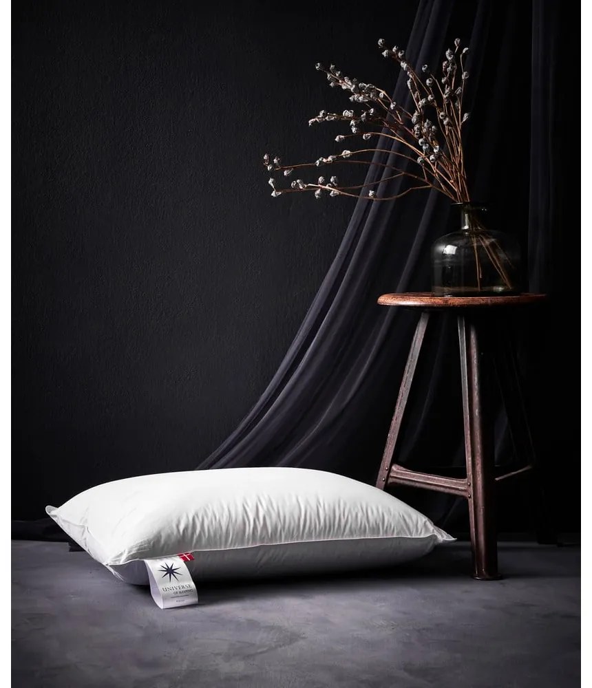 Cuscino con imbottitura in piuma 50x70 cm Capella Medium - Universe of Sleeping