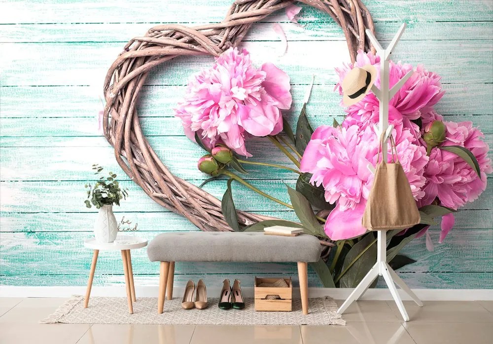 Carta da parati autoadesiva – Peonie su cuore di legno